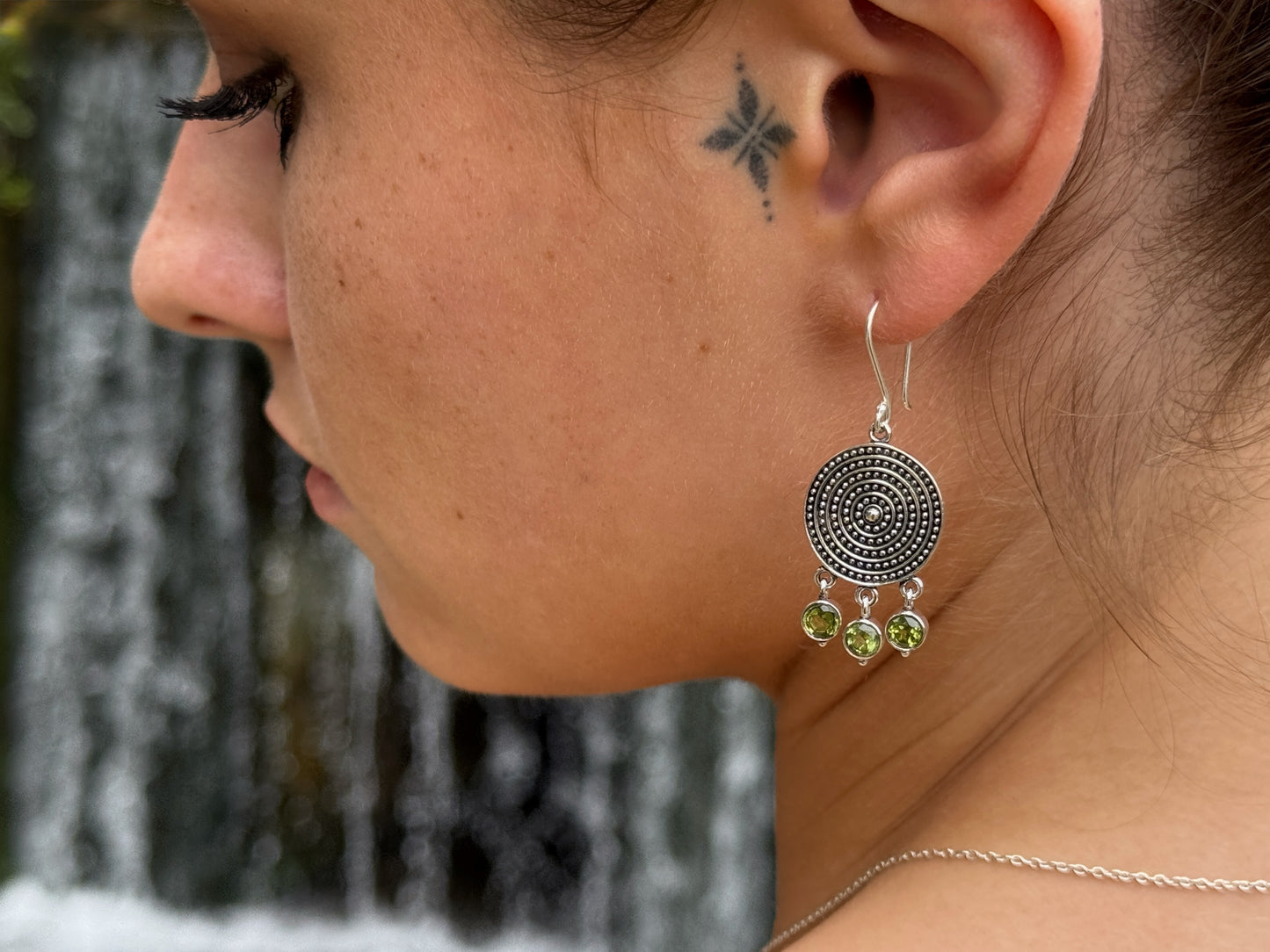 filigran verzierte, hängende Ohrringe mit 3 kleinen baumelnden grünen Peridot Steinen