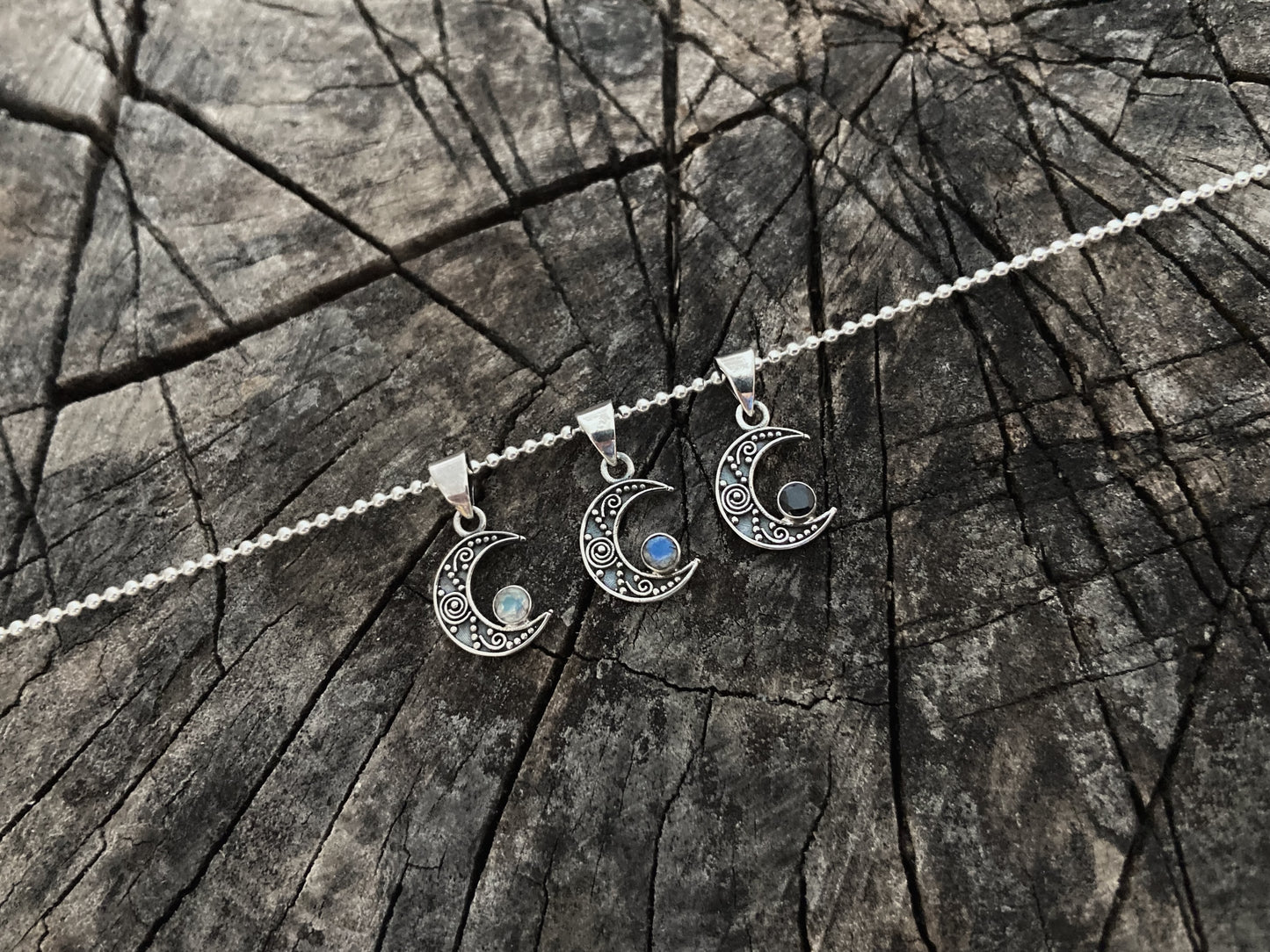 kleiner Mond Anhänger mit Kügelchen Muster und Stein aus Silber, Mondsichel