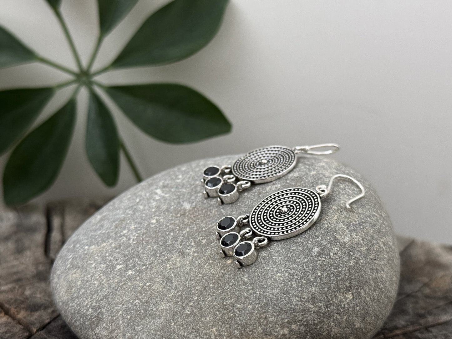 filigran verzierte, hängende Ohrringe mit 3 kleinen baumelnden schwarzen Spinell Steinen