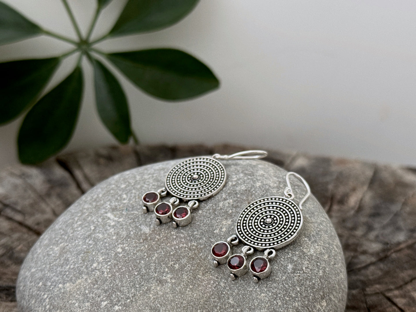 filigran verzierte, hängende Ohrringe mit 3 kleinen baumelnden roten Granat Steinen