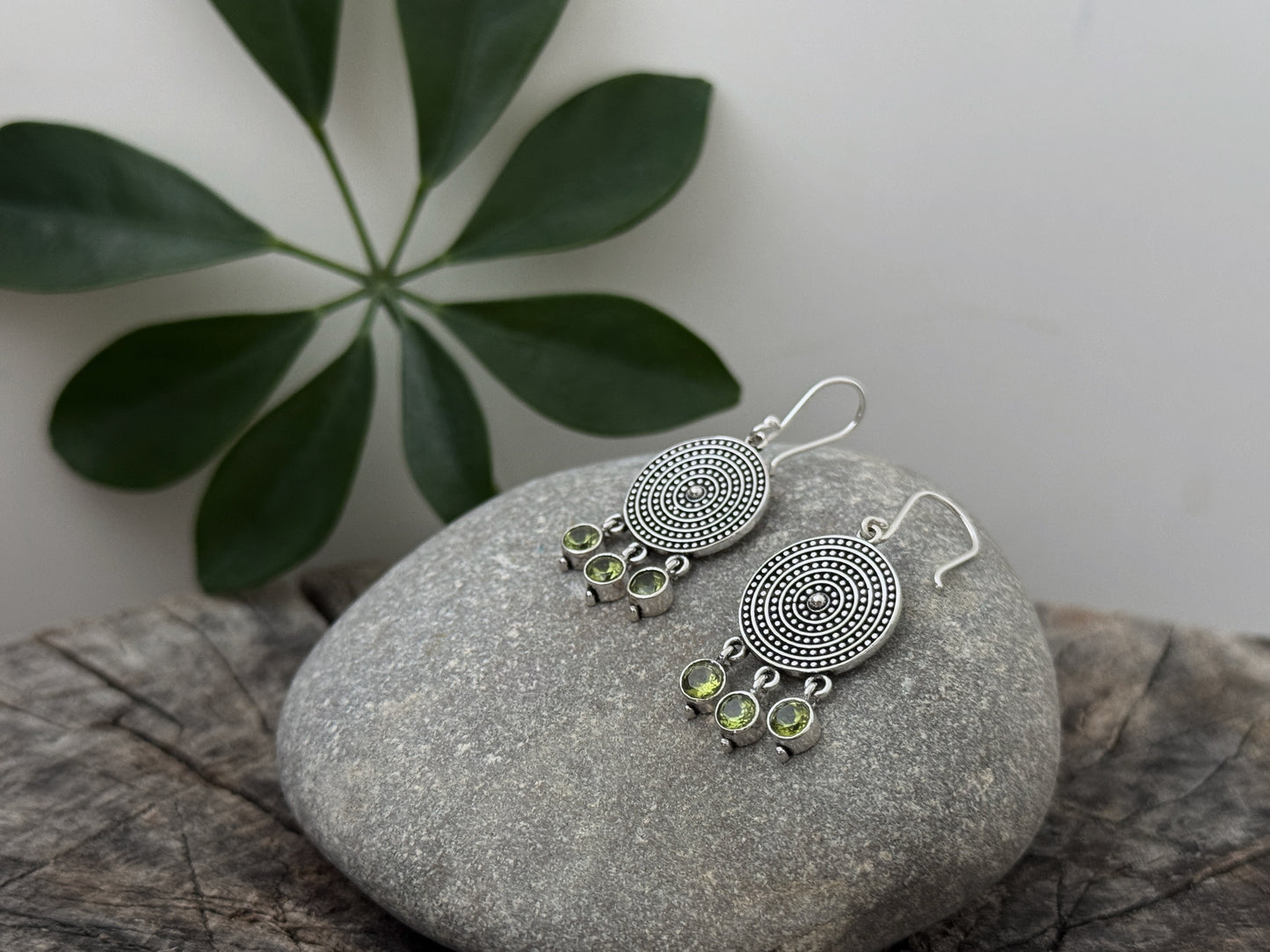 filigran verzierte, hängende Ohrringe mit 3 kleinen baumelnden grünen Peridot Steinen