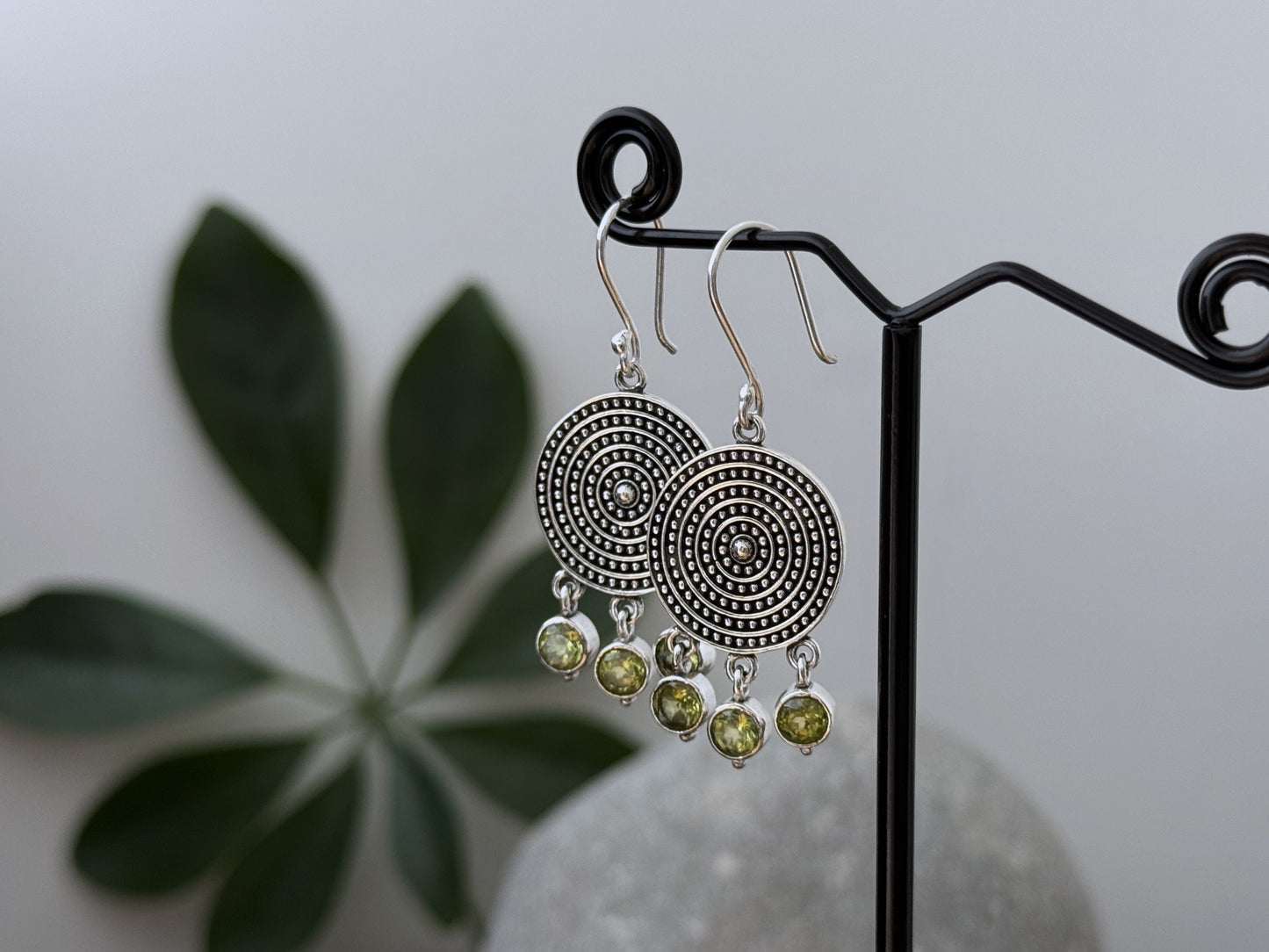 filigran verzierte, hängende Ohrringe mit 3 kleinen baumelnden grünen Peridot Steinen