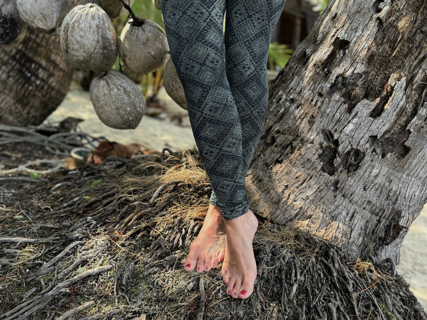 Block print leggings with floral pattern in black