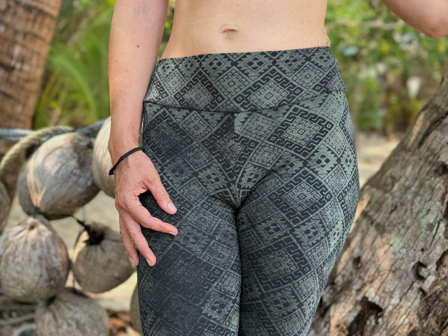 Block print leggings with floral pattern in black