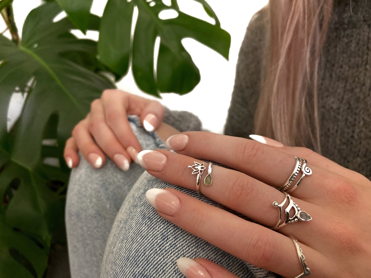 Toe ring with small stone and flower made of silver