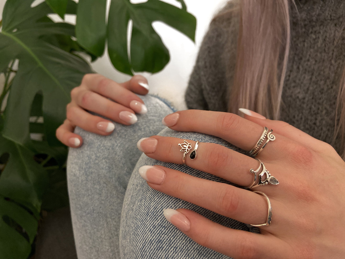 Toe ring with small stone and flower made of silver