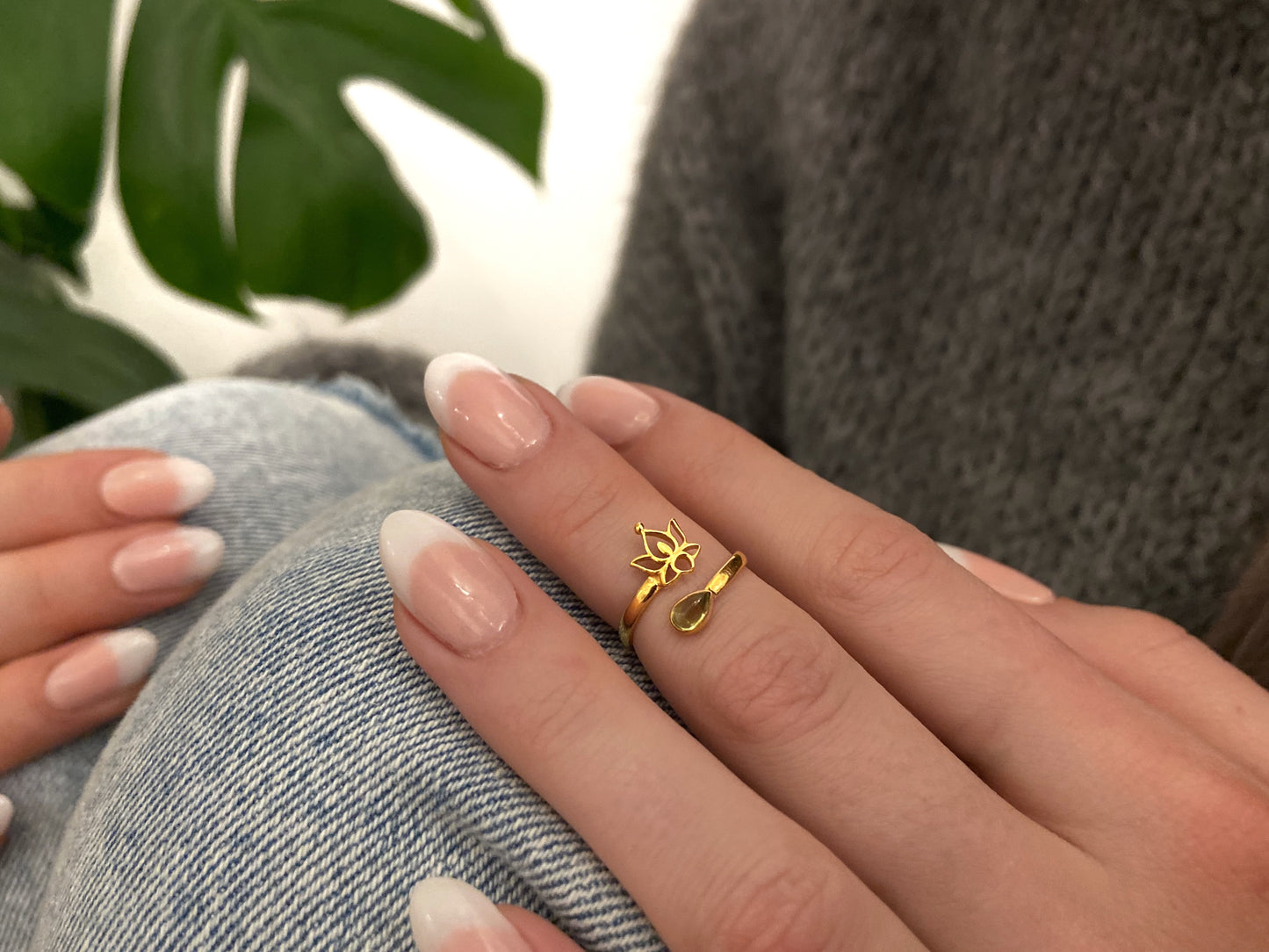 Zehenring mit Stein und kleiner Blume vergoldet