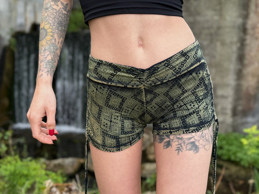 Batik Yoga Shorts mit geometrischem Muster in grün schwarz