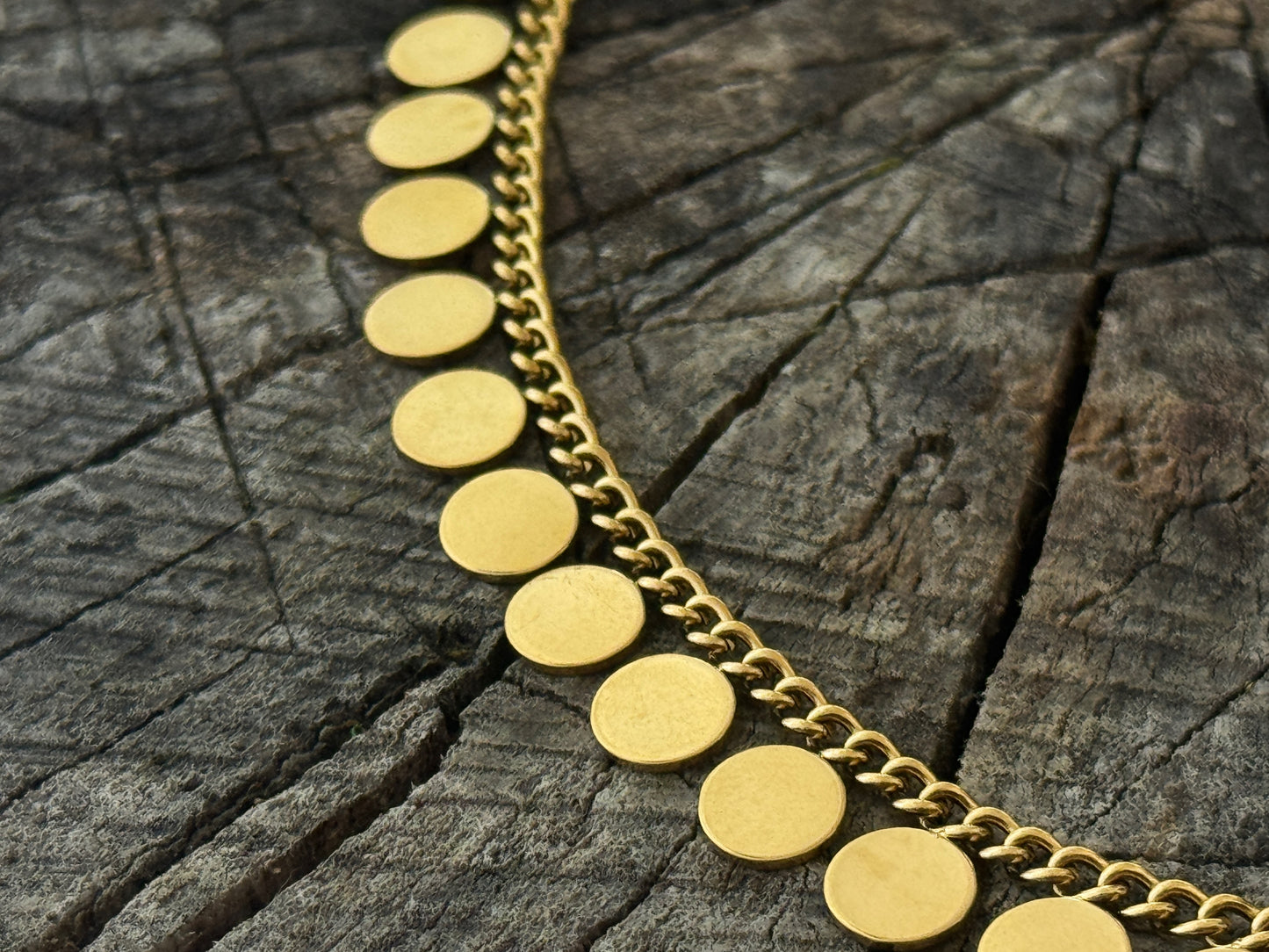 Goldfarbene verstellbare Halskette mit grossen Plättchen im Münzanhänger-Design aus Edelstahl, PVD vergoldet