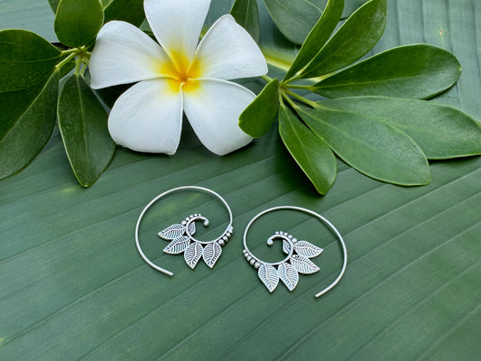 playful spiral earrings with leaves made of silver