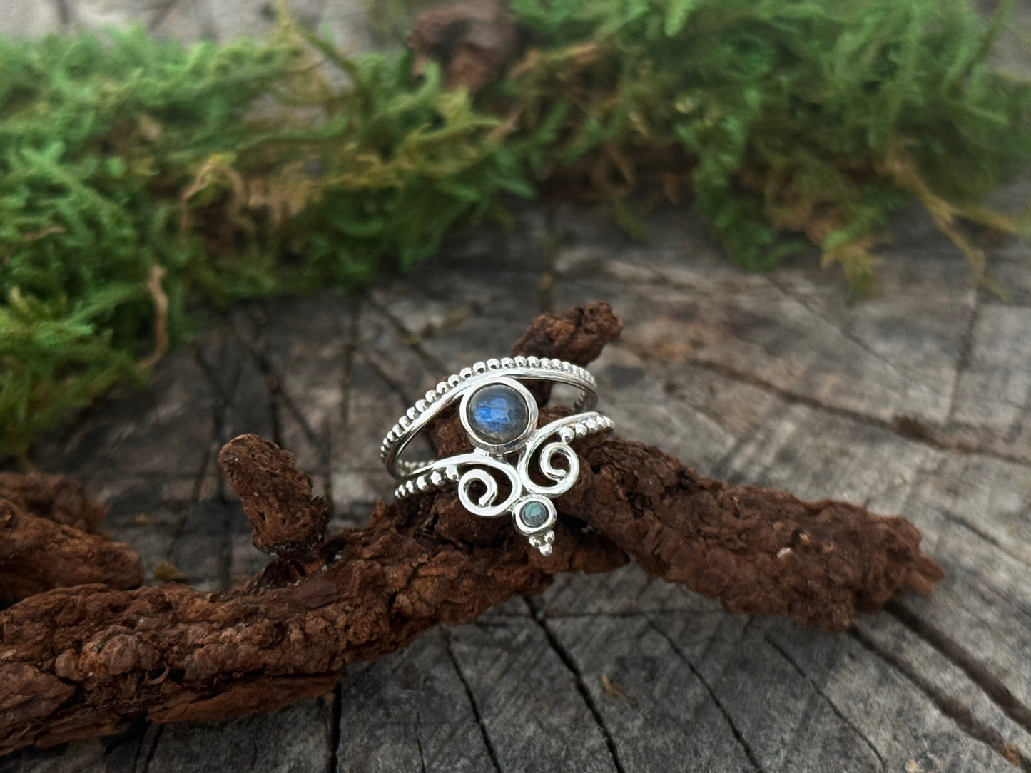 verspielter Ring aus Silber mit Spiralen und Pünktchen sowie zwei blau schimmernden Labradorit Steinen