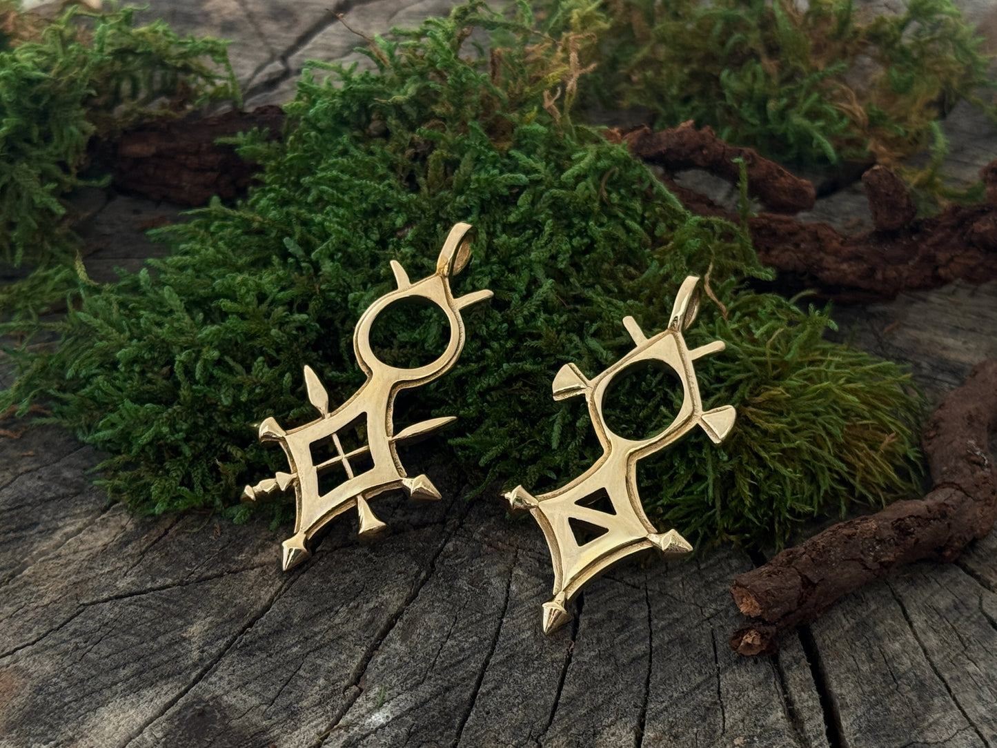 massiver goldfarbener Anhänger aus Messing für Männer