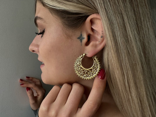 große verschnörkelte Creolen mit Spiralen und kleinen Pünktchen aus Messing