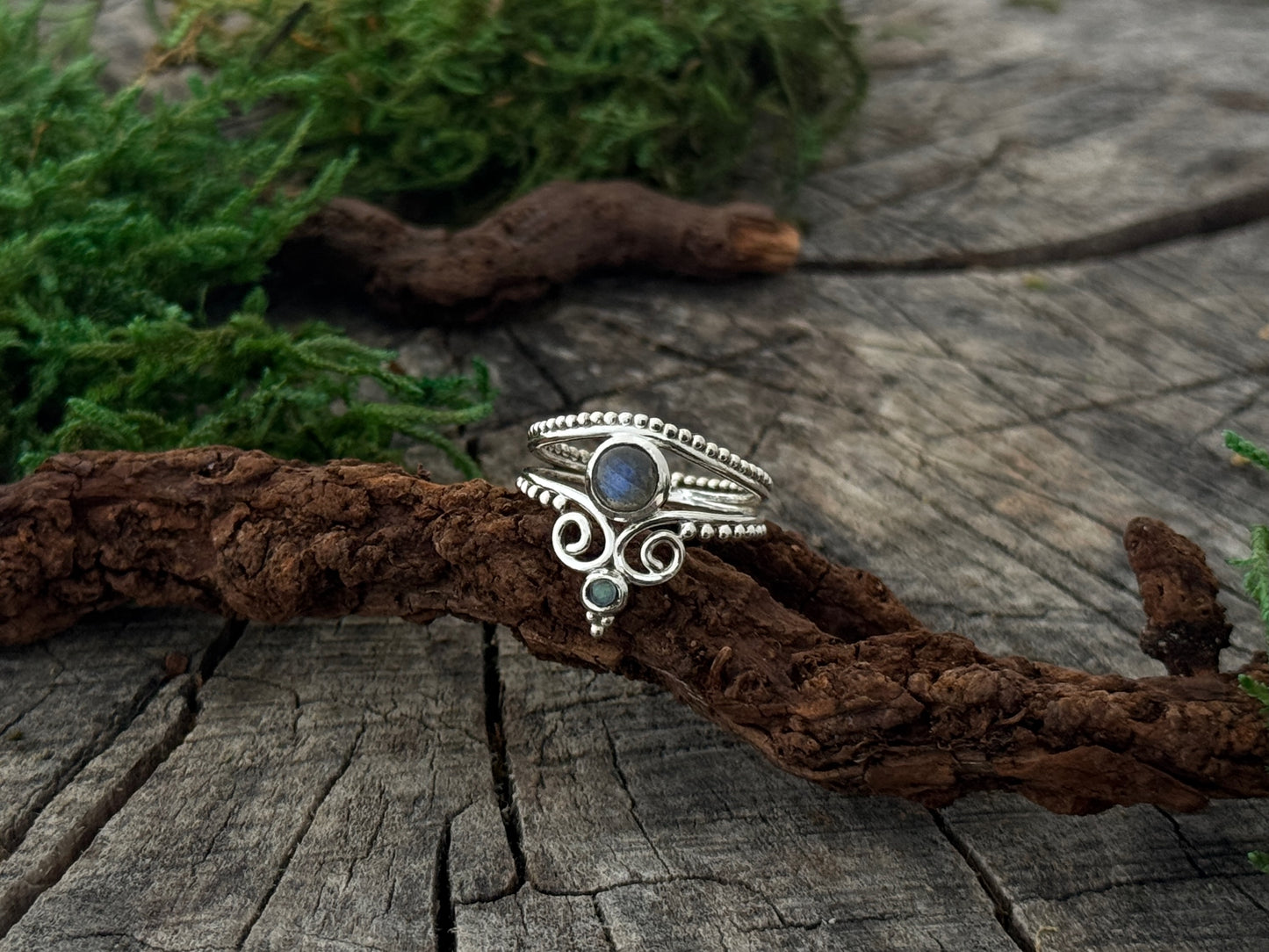verspielter Ring aus Silber mit Spiralen und Pünktchen sowie zwei blau schimmernden Labradorit Steinen