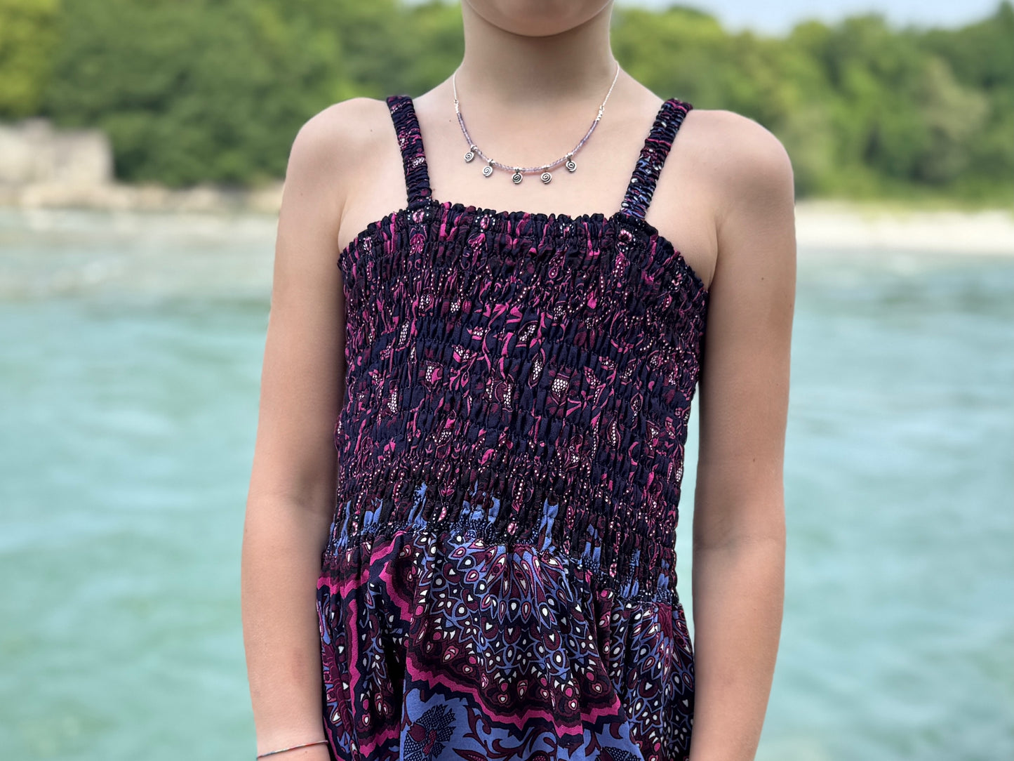 luftiges Elfenkleid für Kinder, rosa lila gemustertes Sommerkleid im Boho Look für Mädchen, Fransenkleid