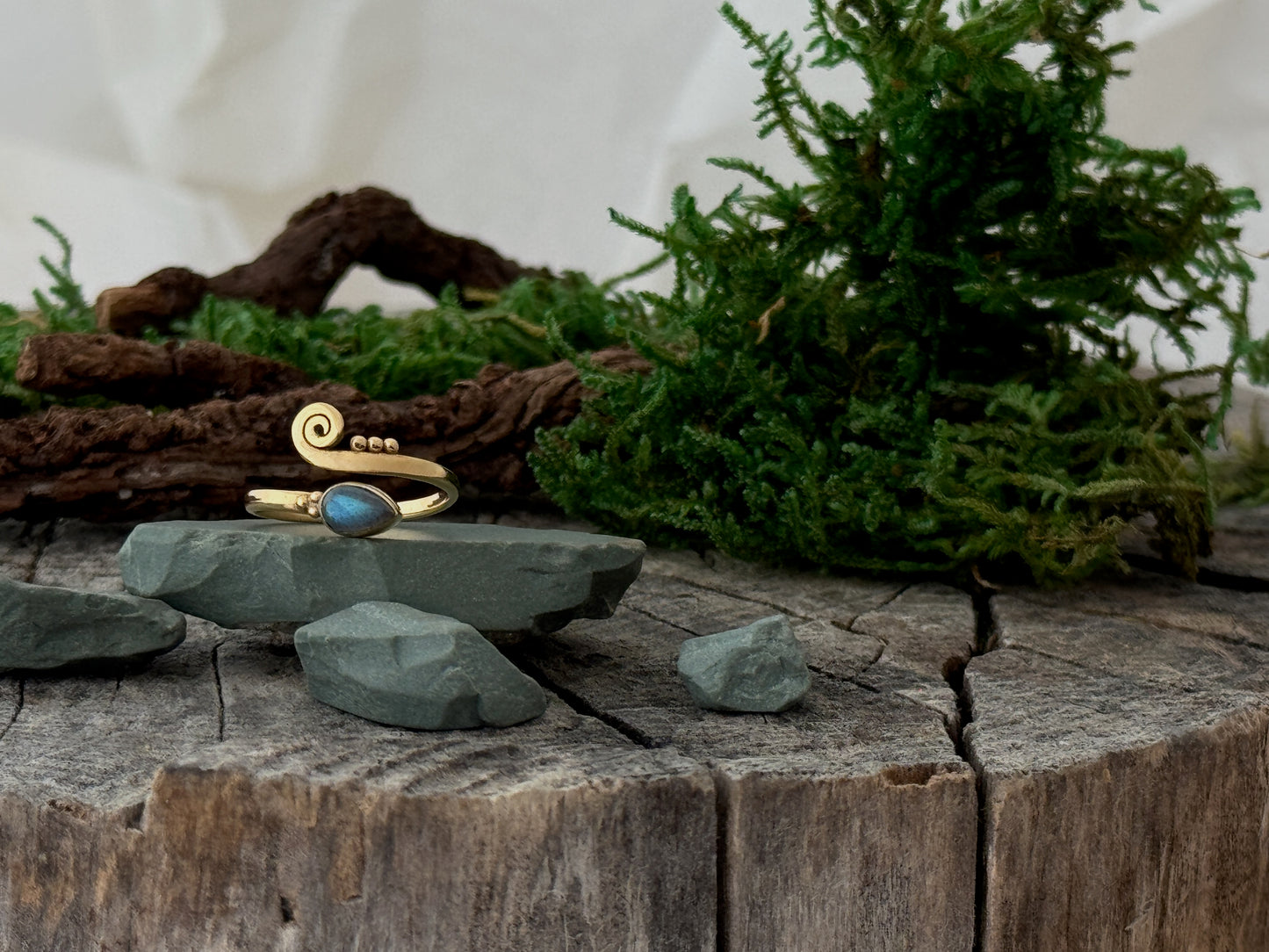 Zehenring mit Spirale, Pünktchen und Stein in Tropfenform aus Messing, vergoldet