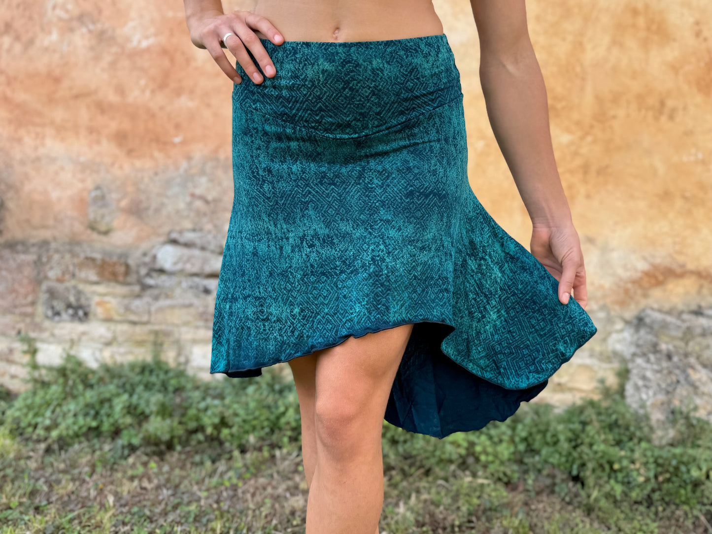 asymmetrischer Rock mit Batik-Muster in türkis