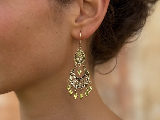 filigree earrings with dangling diamonds made of silver