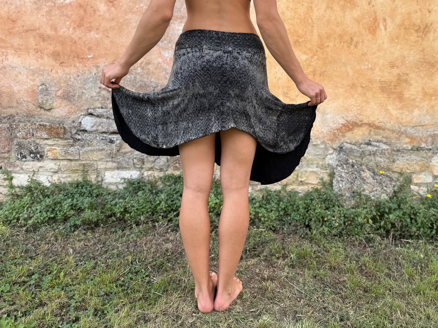asymmetrischer Rock mit Batik-Muster in grau