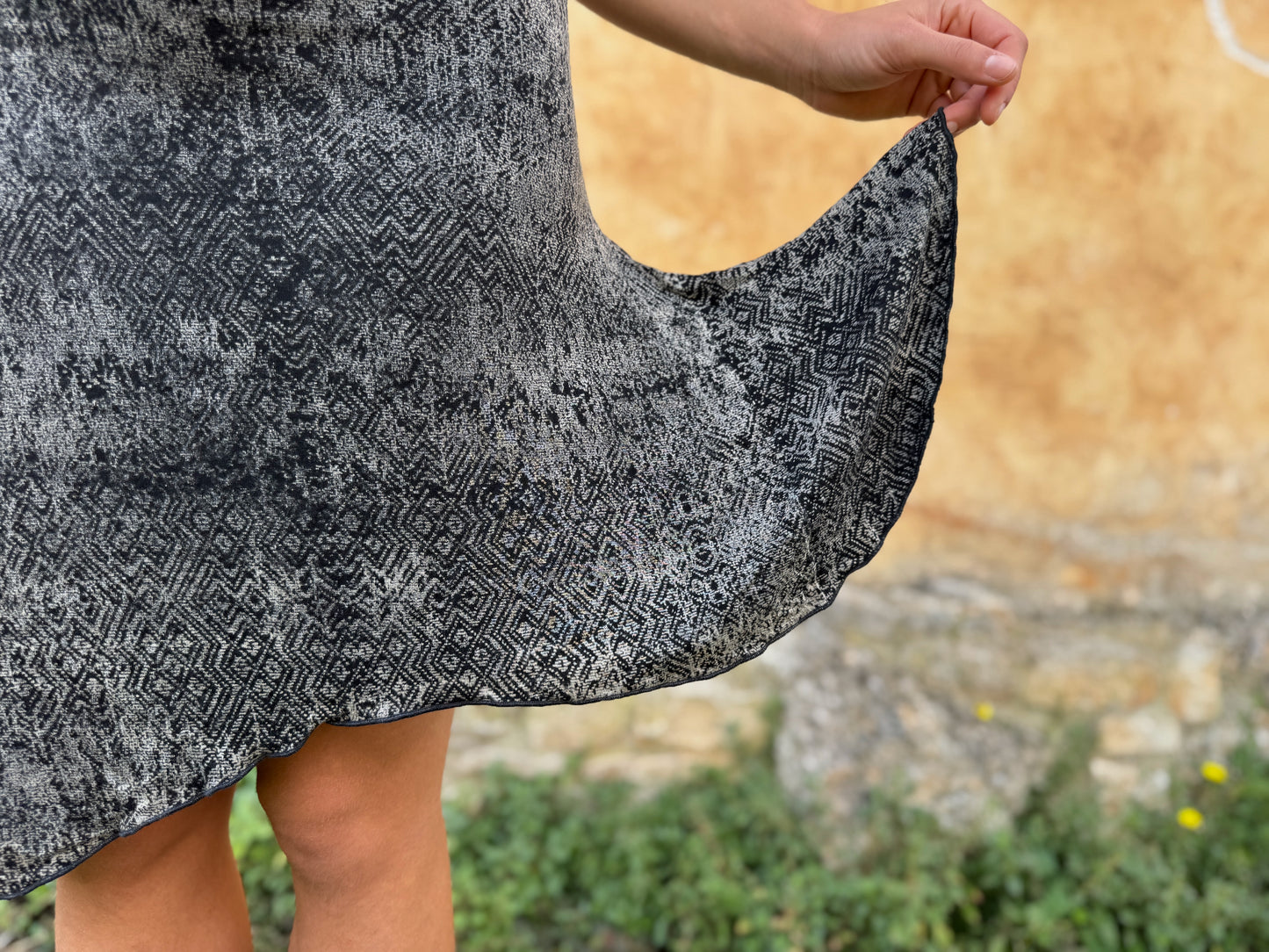 asymmetrischer Rock mit Batik-Muster in grau