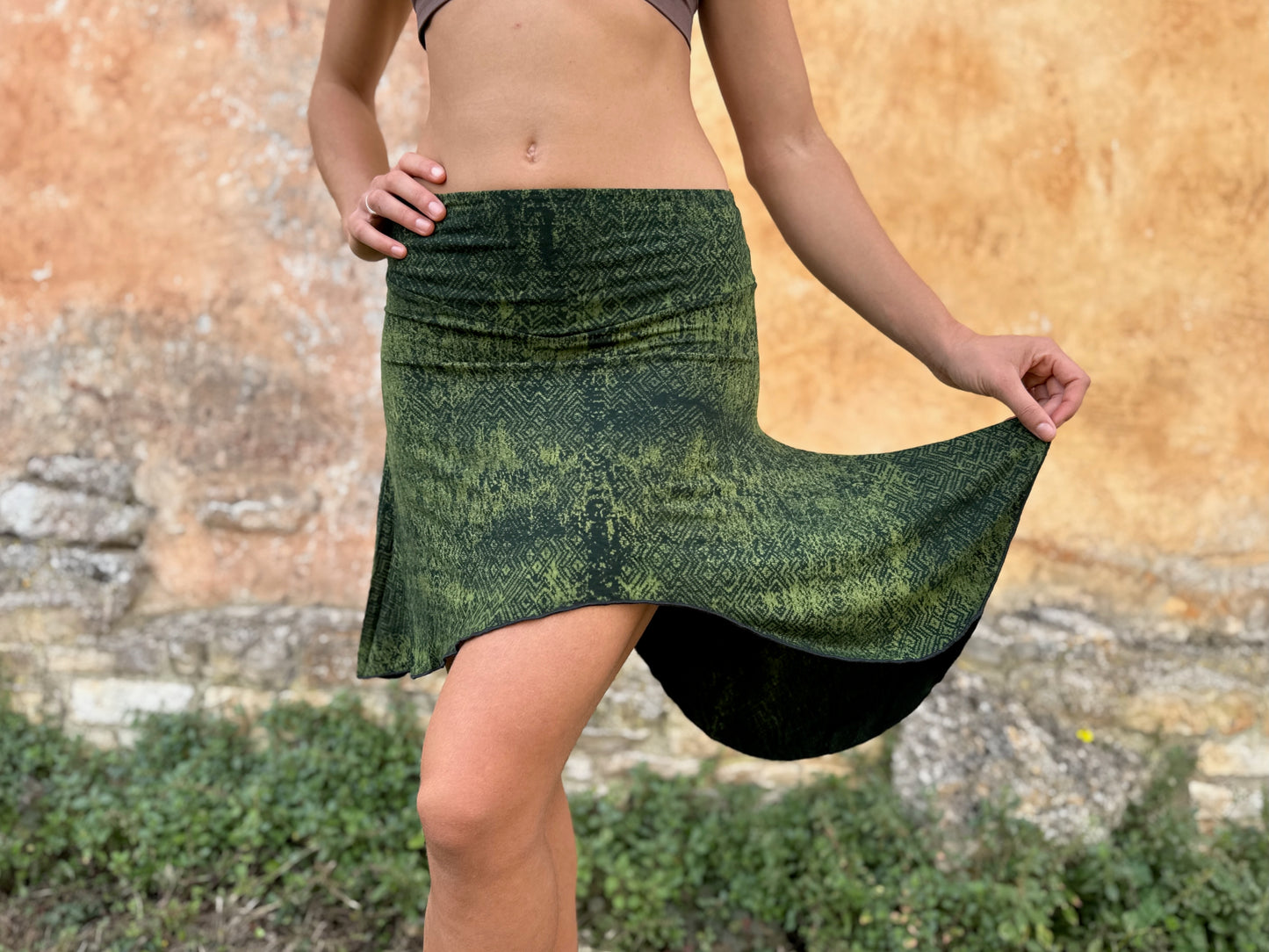asymmetrischer Rock mit Batik-Muster in grün