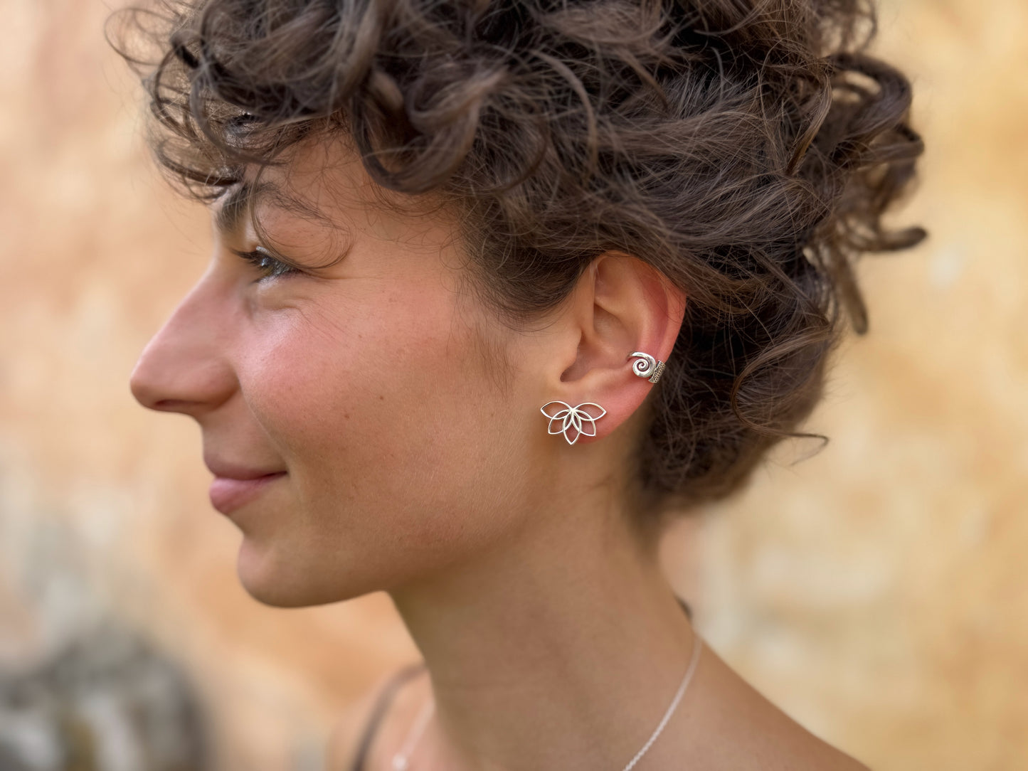 Kleiner Ohrclip aus Silber mit Spirale & filigranem Zickzack-Muster – Boho Ear Cuff ohne Ohrloch