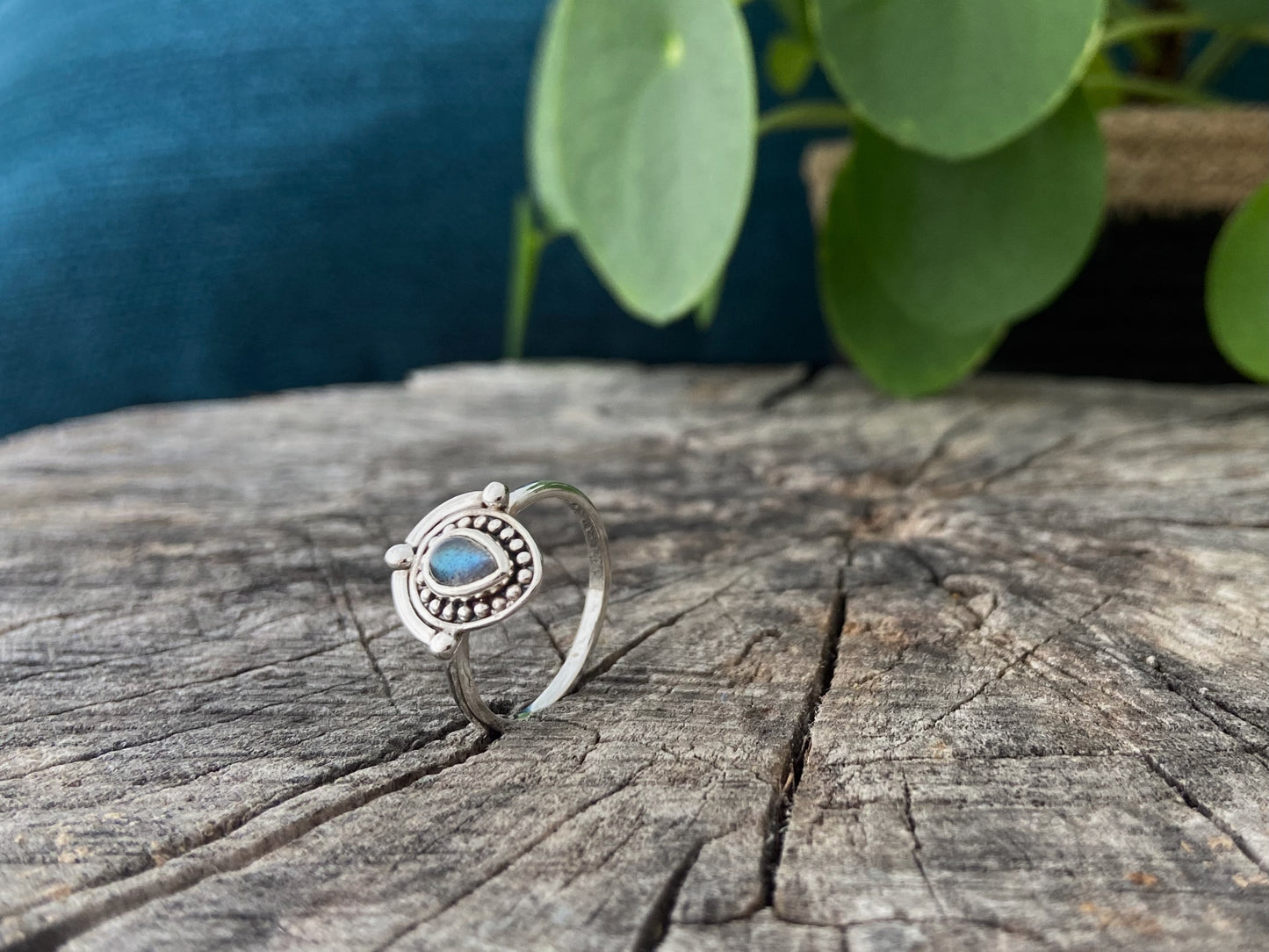 Silver ring with teardrop-shaped labradorite stone and dots