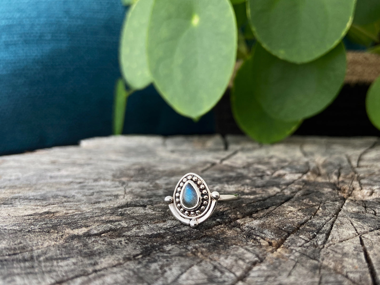 Silver ring with teardrop-shaped labradorite stone and dots