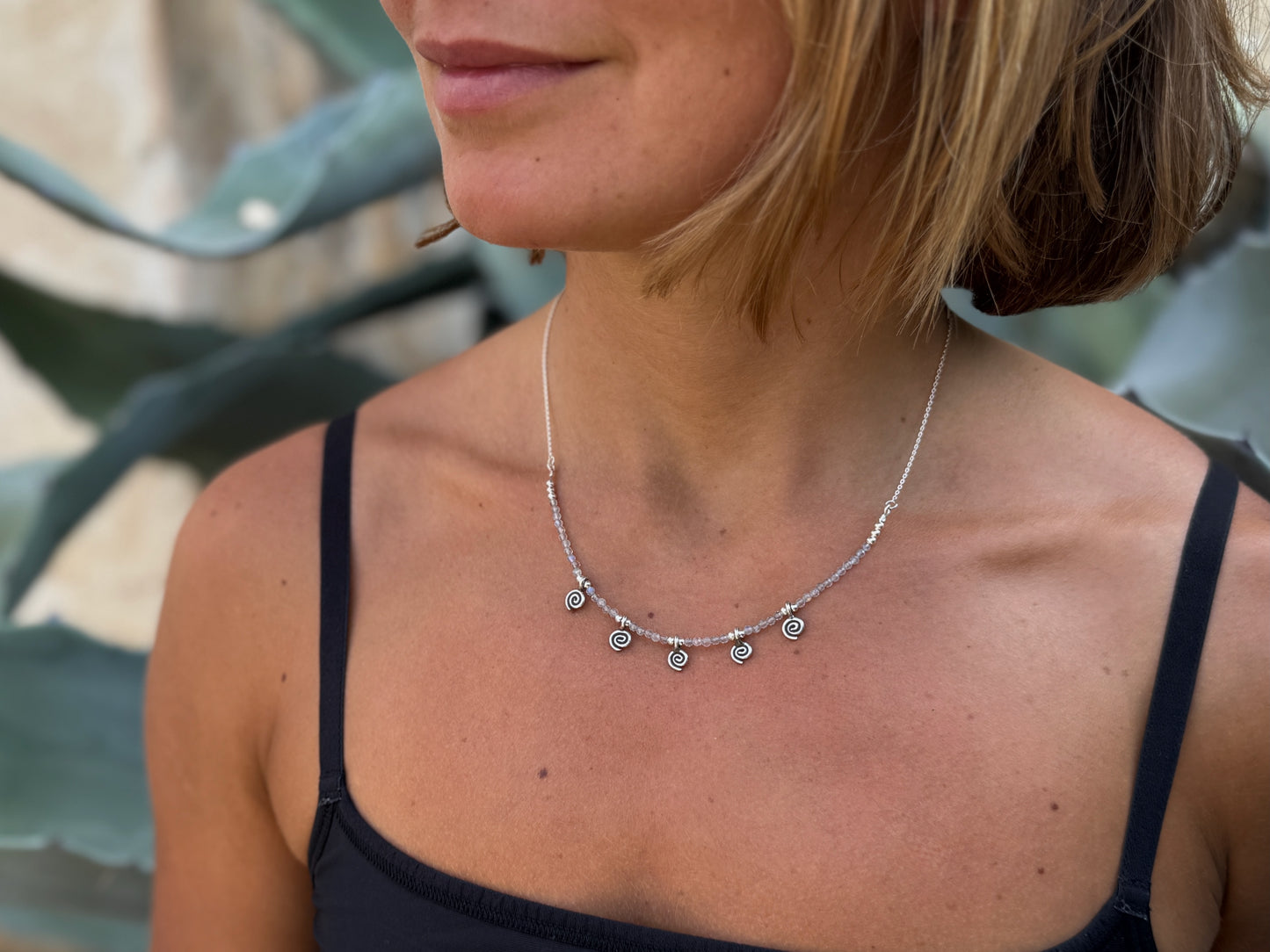 Kette mit 5 kleinen Spiralen und facettierten Labradorit Steinen, 925er Silber, längenverstellbar