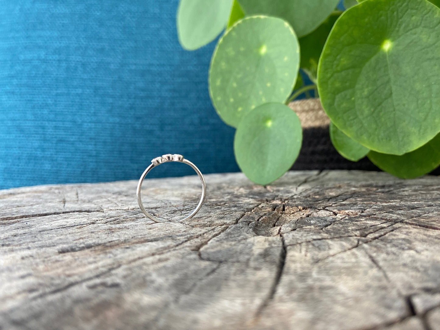 filigree ring with three small faceted stones made of silver, blue tones