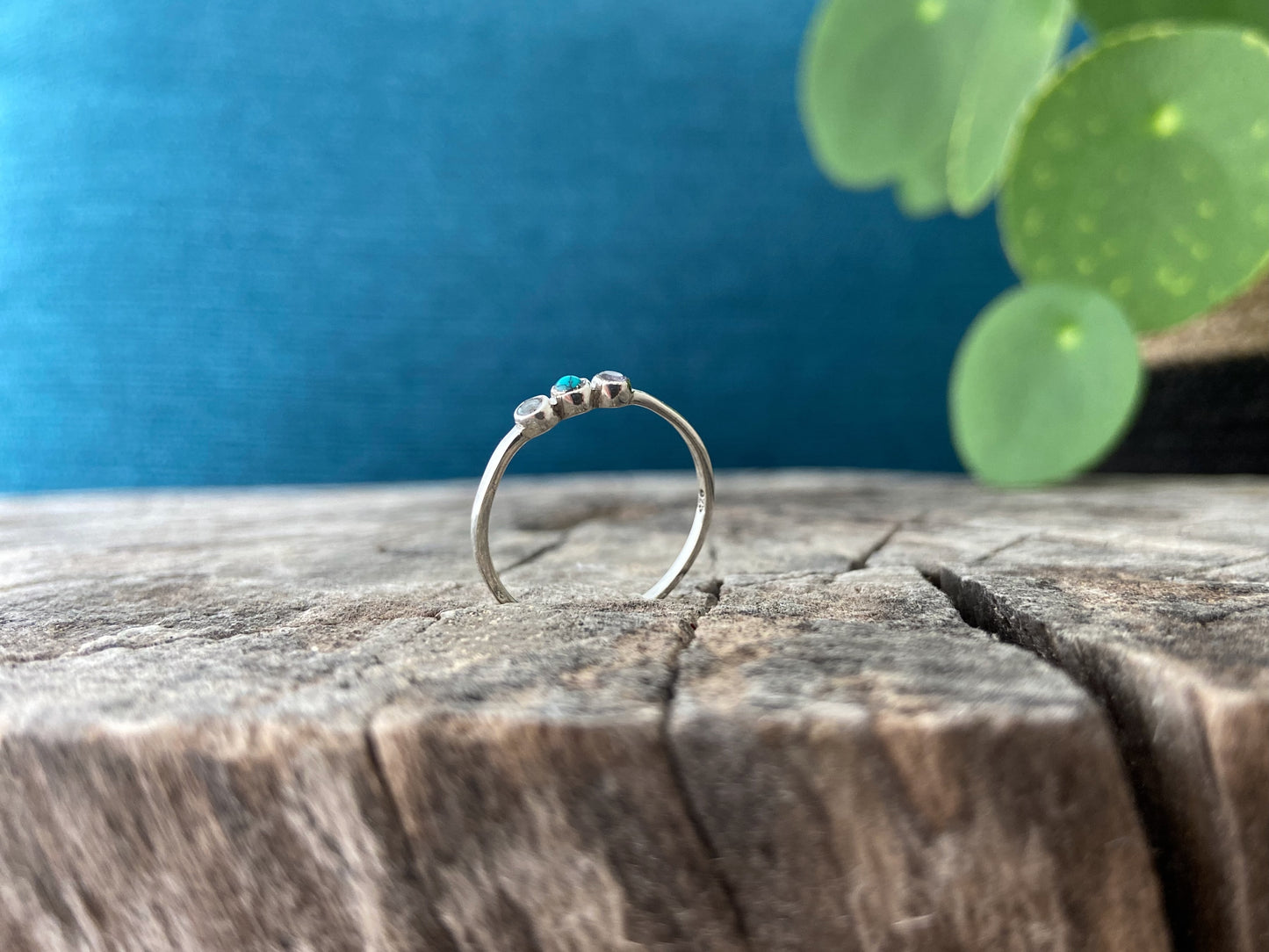 filigree ring with three small faceted stones made of silver, blue tones