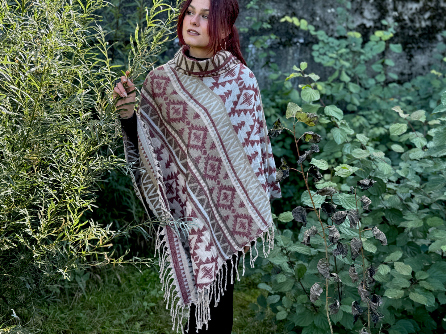gemütlicher warmer Poncho, Überwurf, Bohemian Poncho, Boho Überwurf dunkelrot/beige/braun P06