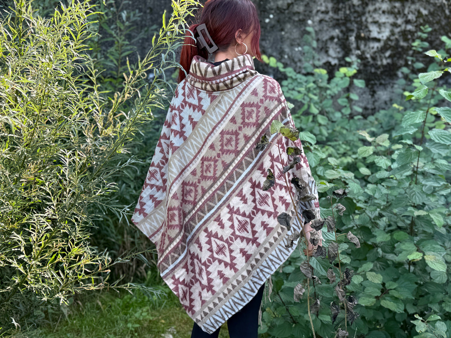 gemütlicher warmer Poncho, Überwurf, Bohemian Poncho, Boho Überwurf dunkelrot/beige/braun P06