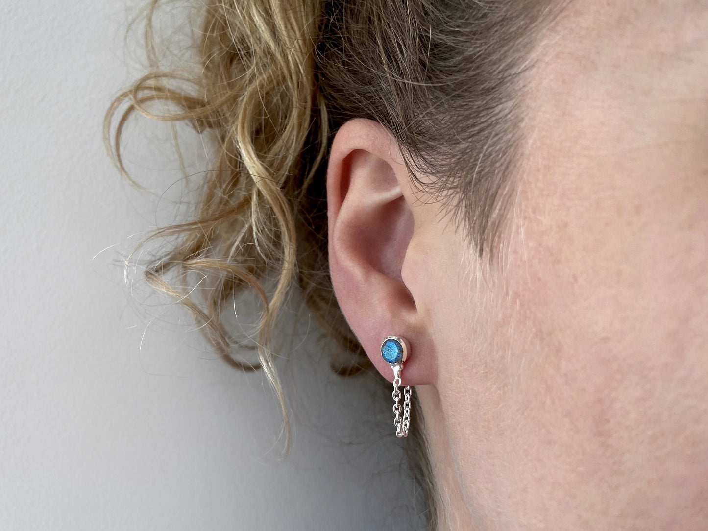 kleine silberne Ohrstecker mit Labradorit Stein und Kettchen