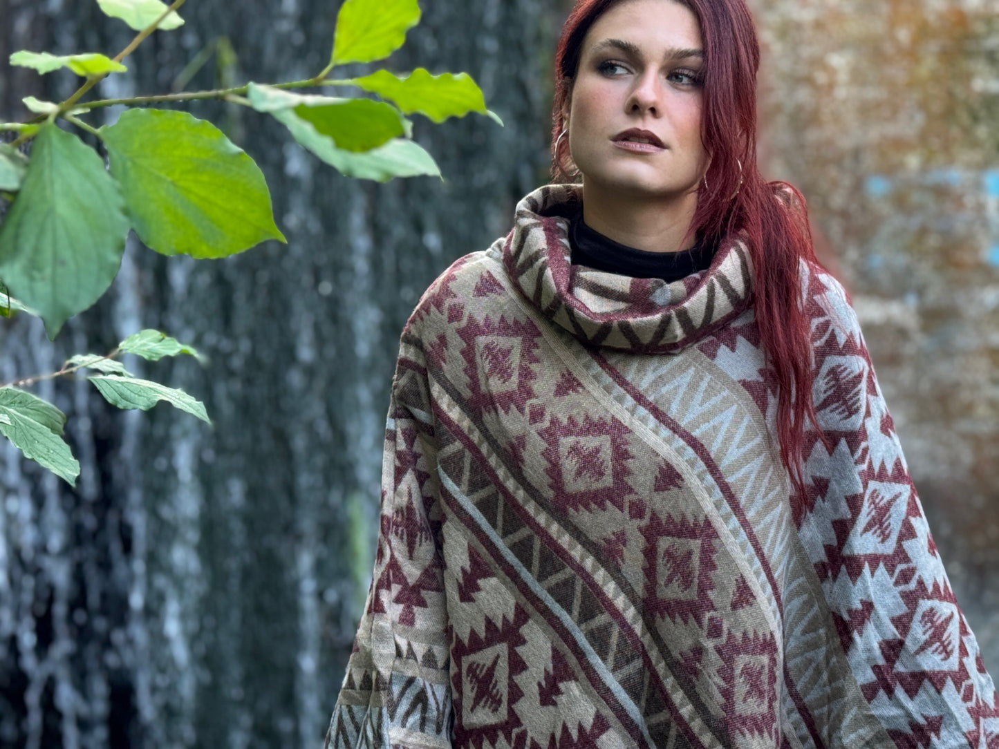 gemütlicher warmer Poncho, Überwurf, Bohemian Poncho, Boho Überwurf dunkelrot/beige/braun P06