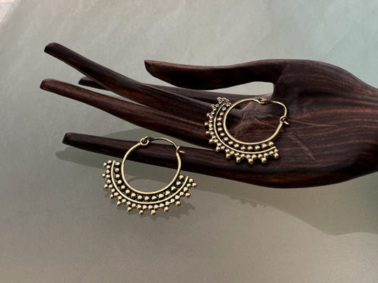 mittelgroße Creolen mit Punktemuster aus Messing