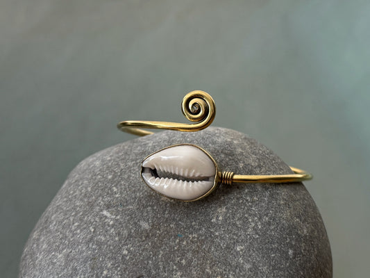 Armspange mit Kauri Muschel und Spirale aus Messing