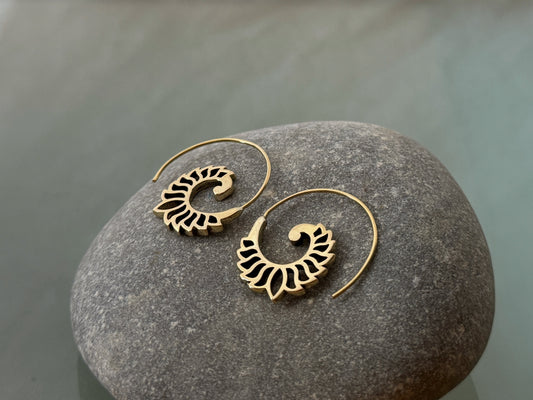 kleine Lotus Spiral Ohrringe aus Messing