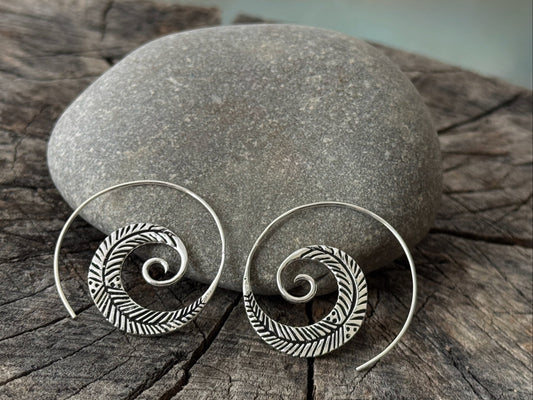 grosse Spiral Ohrringe mit detailliertem Blättermuster aus Silber