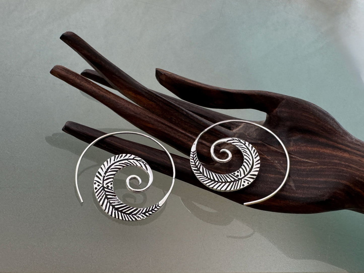 grosse Spiral Ohrringe mit detailliertem Blättermuster aus Silber