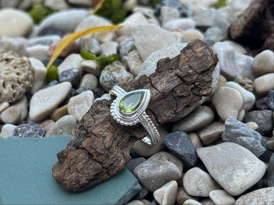 solid ring with spiral and filigree pattern made of 925 silver