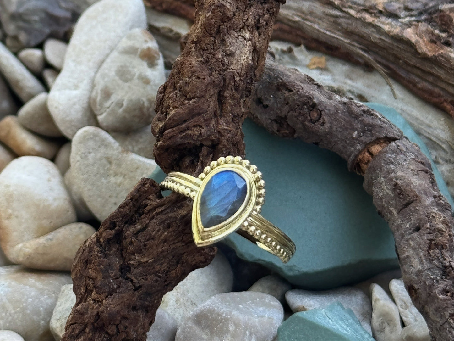 Ring mit facettiertem Labradorit in Tropfenform aus Messing