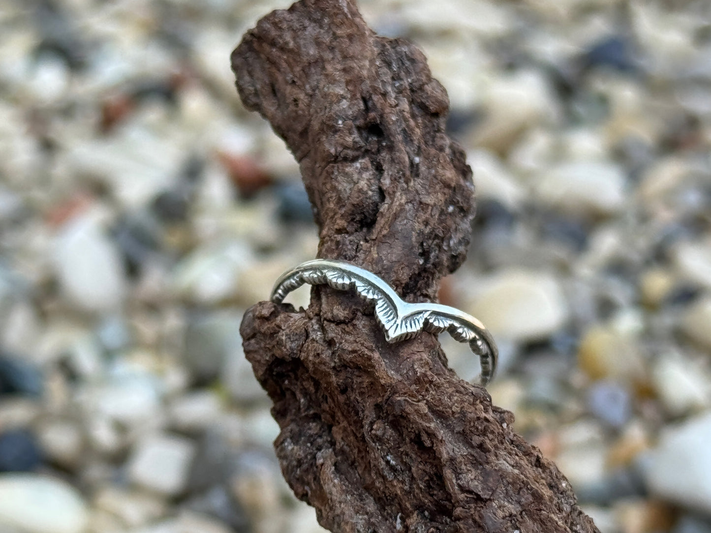 V-shaped ring with a filigree pattern made of 925 silver