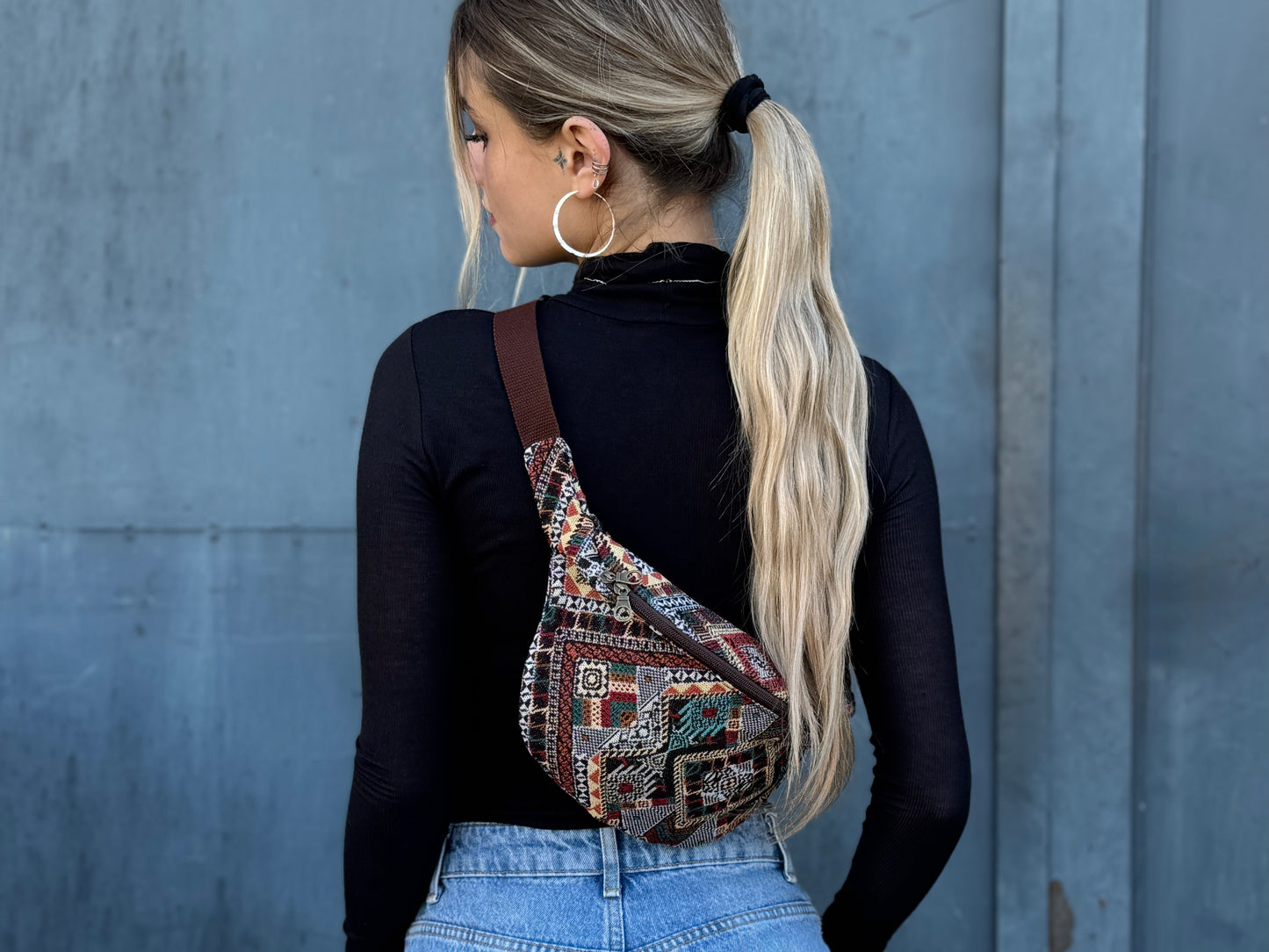 praktische Bauchtasche mit Reißverschluss und detailliertem bunten Muster