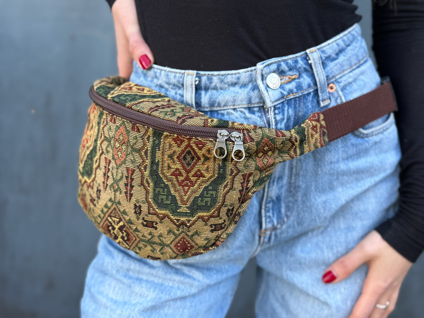 praktische Bauchtasche mit Reißverschluss in grün braun Tönen