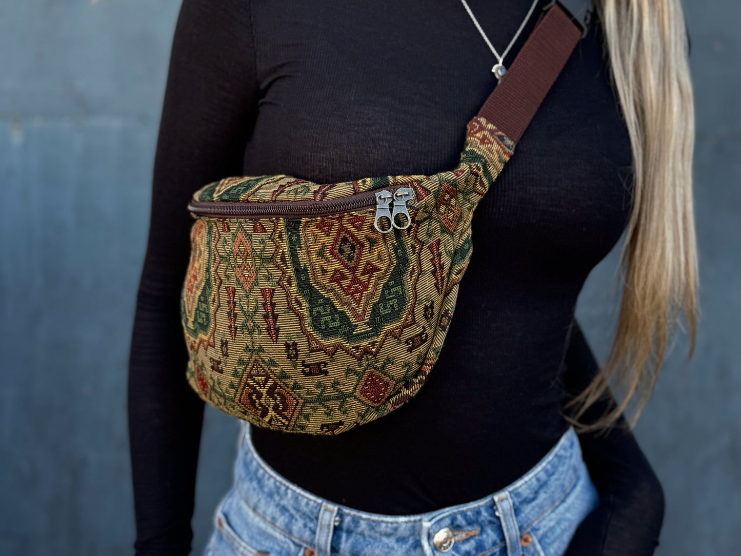 praktische Bauchtasche mit Reißverschluss in grün braun Tönen