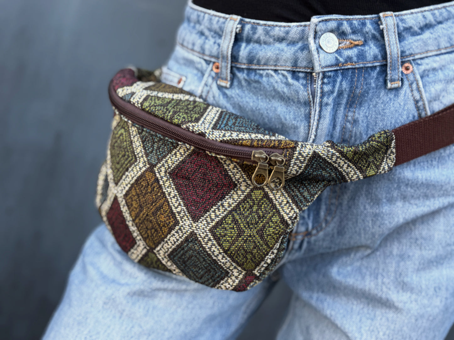 praktische Bauchtasche mit Reißverschluss und buntem Rautenmuster