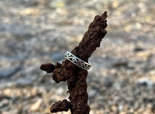 Toe ring with silver spirals