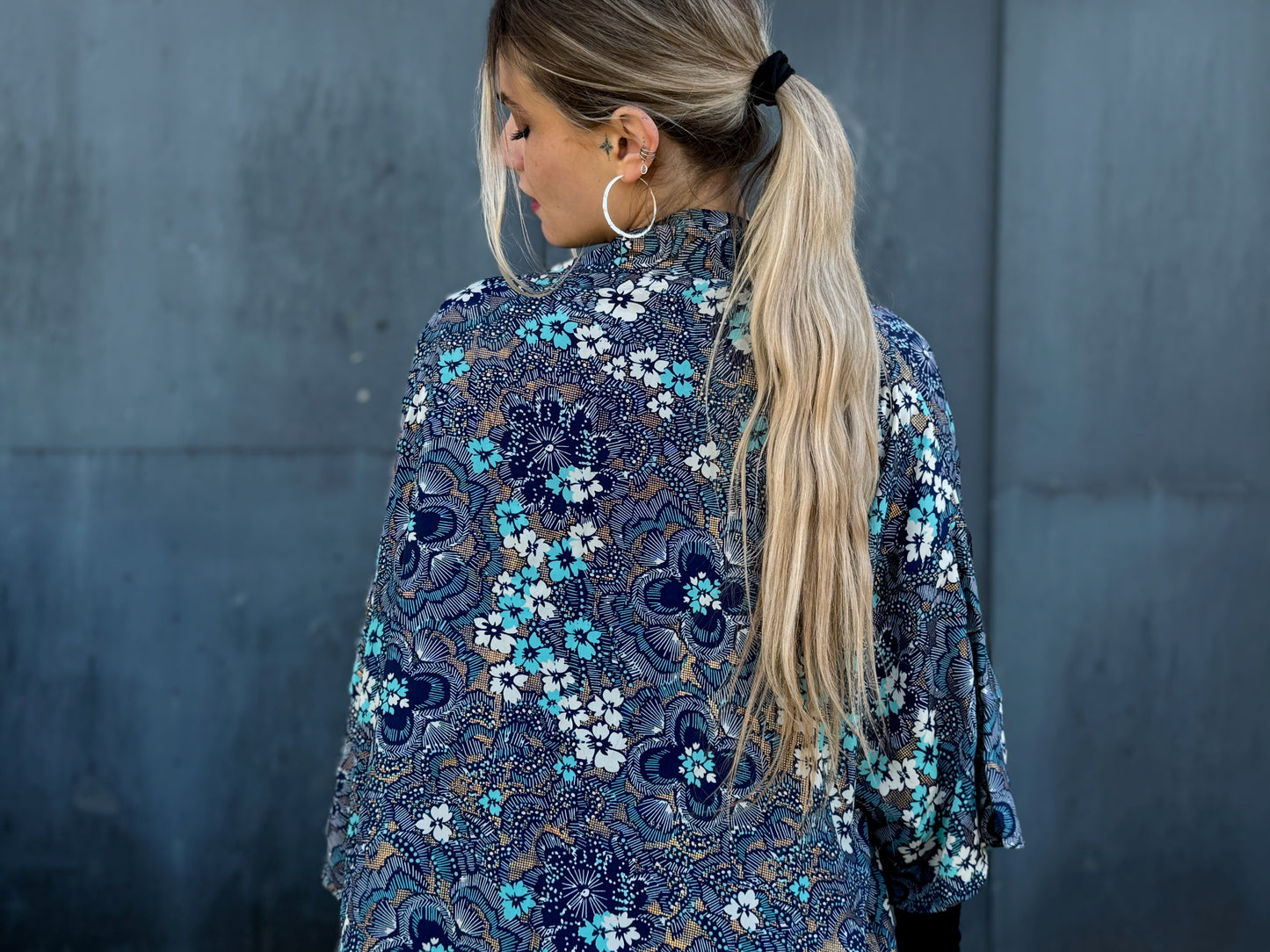 blau floral gemusterter Kimono, Bluse, Überwurf, leichte Jacke