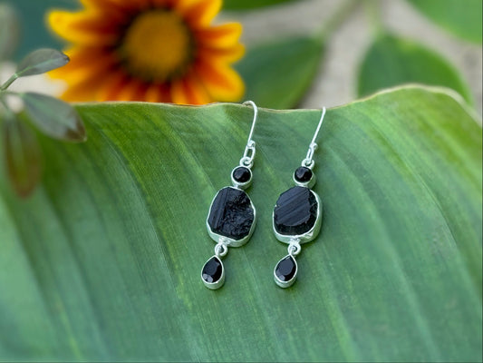 Ohrringe mit Rohstein aus Silber, Hängeohrringe mit Steinen, schwarzer Turmalin und Onyx